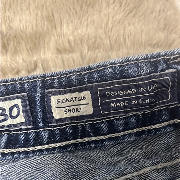 Miss Me Blue Jean Shorts with Red Floral Embroidery size 30 - Picture 3 of 5